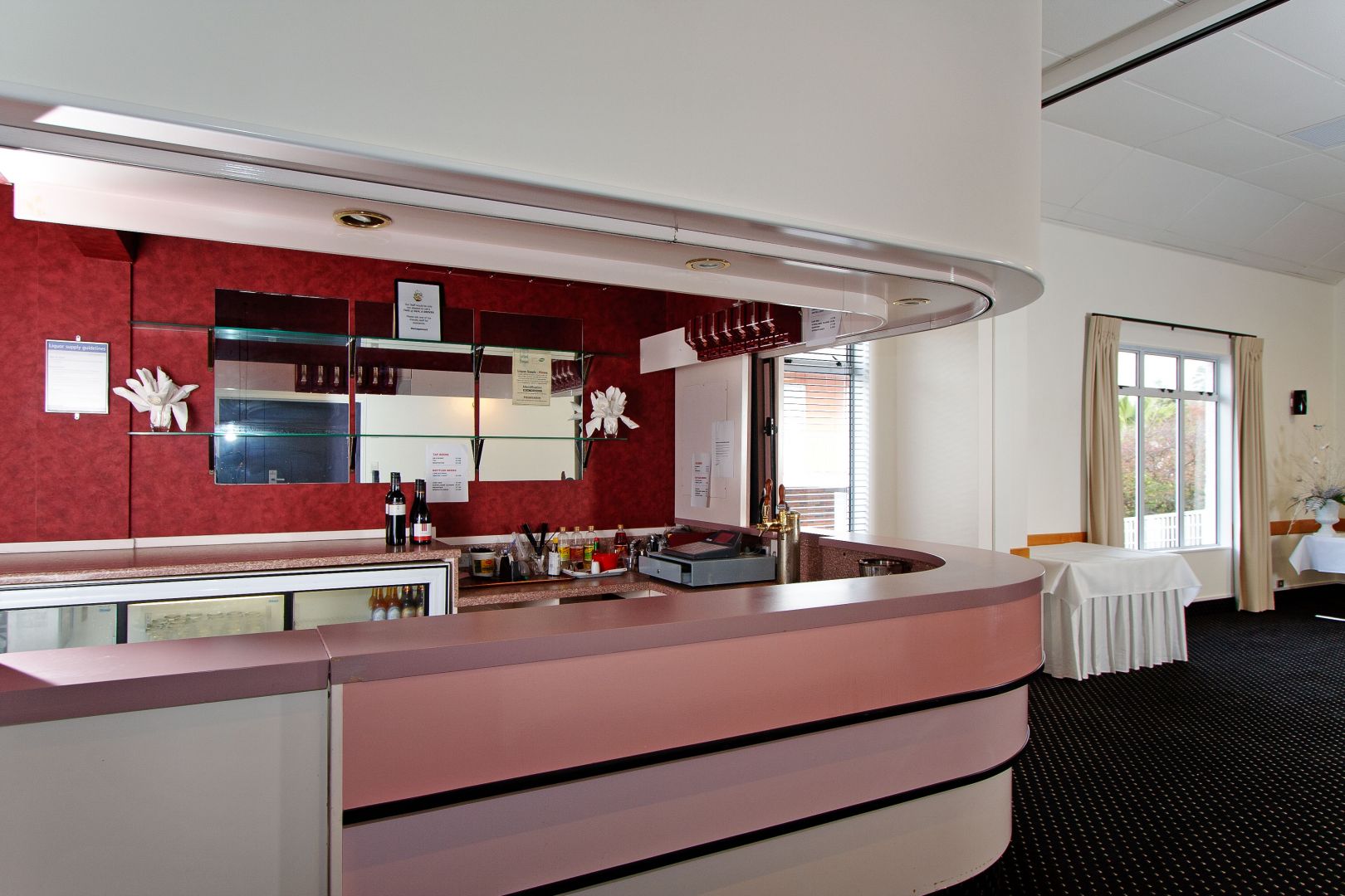 A Pink Function Bar At The Parnell Hotel & Conference Centre In Auckland